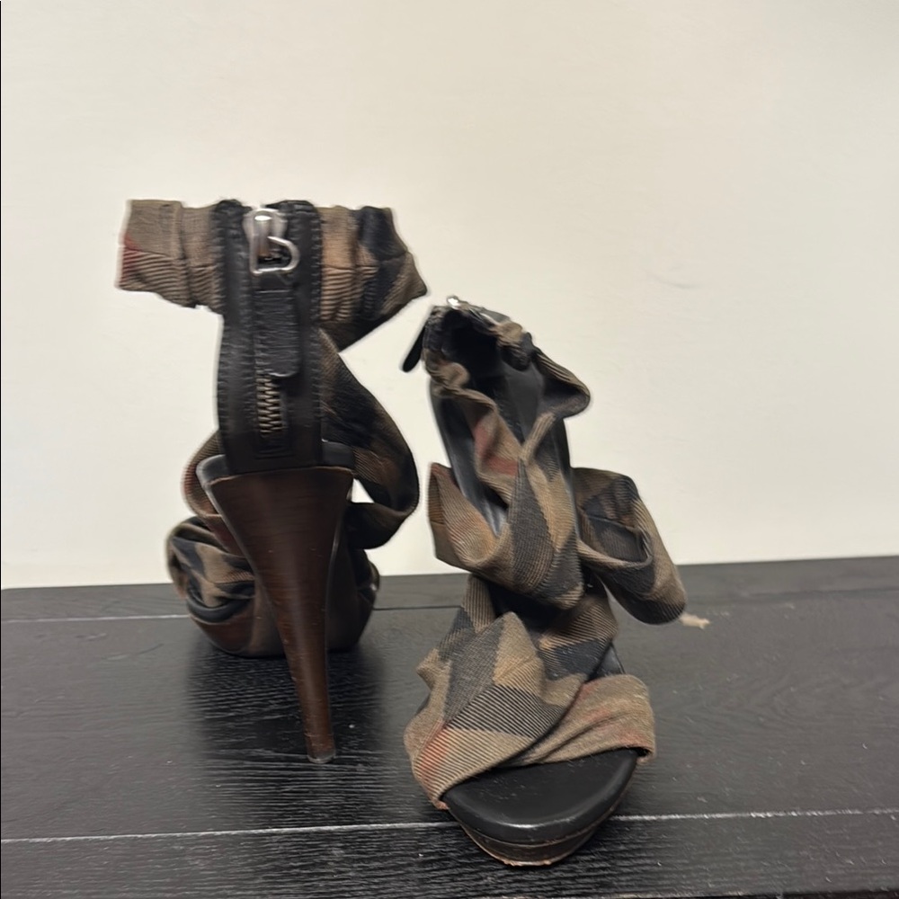 Burberry Black and Brown Strappy Heels with Stiletto - Picture 3 of 5